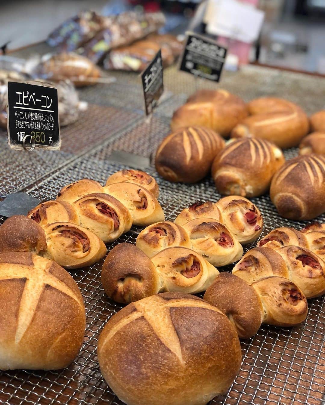 RENA さんのインスタグラム写真 - (RENA Instagram)「フランス発のPAULや中目黒のTRASPARENTEも好きだけど、宮崎なら ． ハード系、ベーグル、フォカッチャ… 私の大好きなワードが並んで食べると幸せになれるがたくさん並んでる青島ボンデリスのパン🥐🥖🍞🌊 ． 大量に購入😋 ． 本当は毎日食べたい🥲 ． ． #ボンデリス #ハード系パン #ベーカリー #朝食 #海のある生活 #パンが好き #青島 #ボンデリス #bakery #toast #sanwiches #bagel #miyazaki #local #hometown #beachlife」12月15日 18時01分 - rena_flare