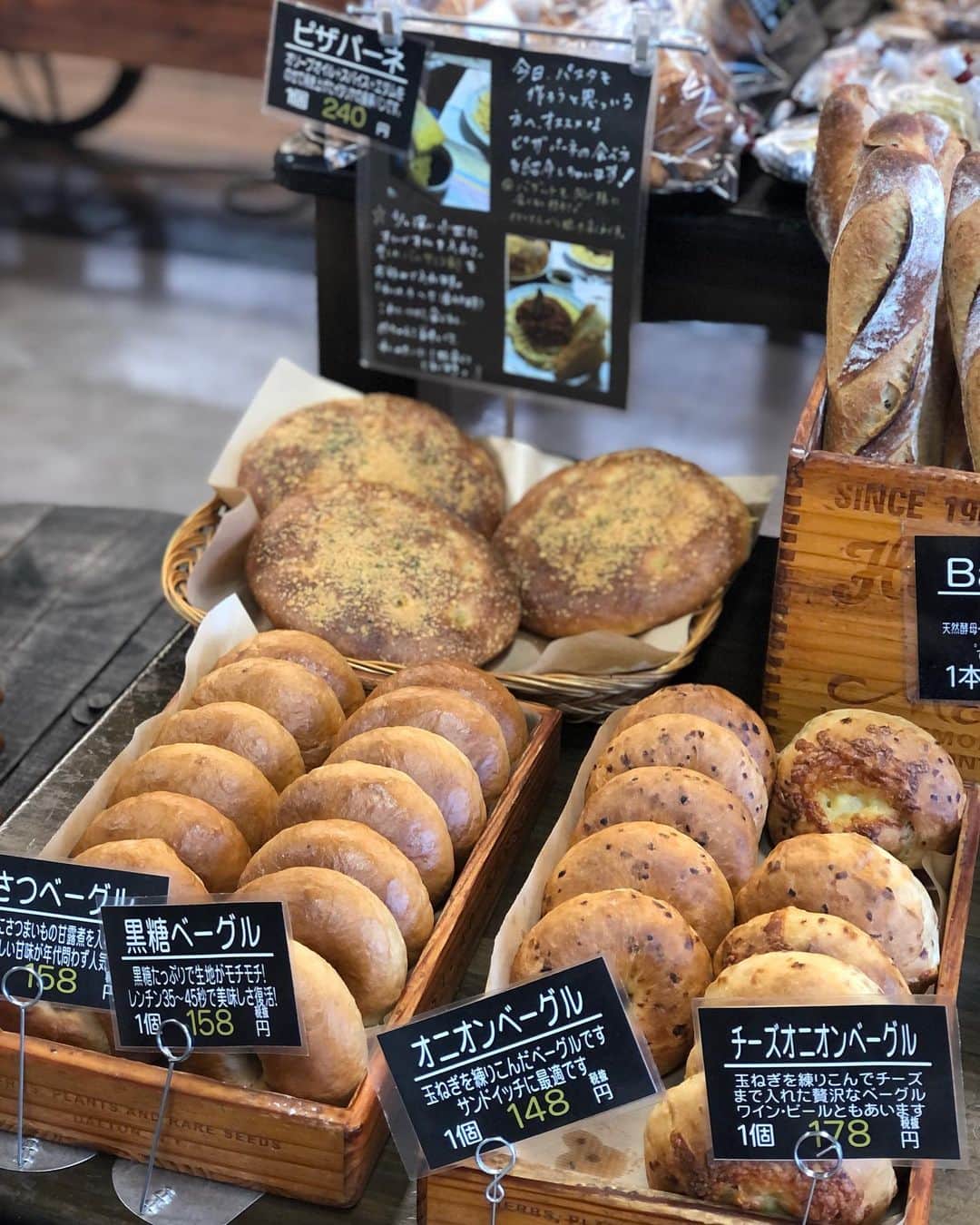 RENA のインスタグラム：「フランス発のPAULや中目黒のTRASPARENTEも好きだけど、宮崎なら ． ハード系、ベーグル、フォカッチャ… 私の大好きなワードが並んで食べると幸せになれるがたくさん並んでる青島ボンデリスのパン🥐🥖🍞🌊 ． 大量に購入😋 ． 本当は毎日食べたい🥲 ． ． #ボンデリス #ハード系パン #ベーカリー #朝食 #海のある生活 #パンが好き #青島 #ボンデリス #bakery #toast #sanwiches #bagel #miyazaki #local #hometown #beachlife」
