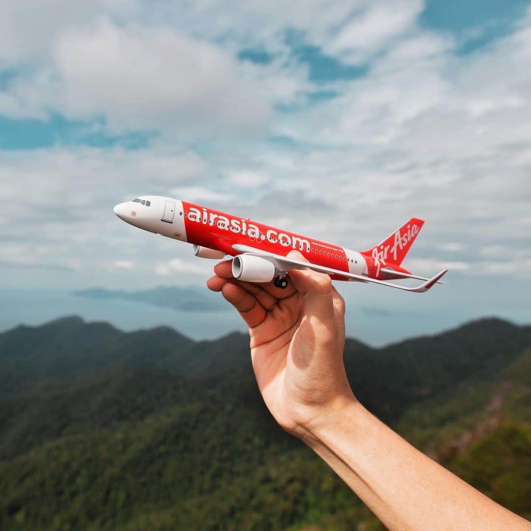 エアアジアのインスタグラム：「Travel is a gift in itself. ✈️🎁❤️  So forget about the wrapping paper and book your flights now at airasia.com or head over to the link in our bio!  This holiday season, make memories and leave footprints!  Travel from 21 Dec 2020 - 30 Jun 2021.  Bags, Hot Seat, Inflight Meals promotion is only available during new flight bookings. T&C apply.  VISA Card holders enjoy RM10* OFF  *Promo is applicable with minimum spend of RM100 for Flights, SNAP and Hotels. Promotion shall not be applicable to bookings made under My Bookings on airasia.com.」