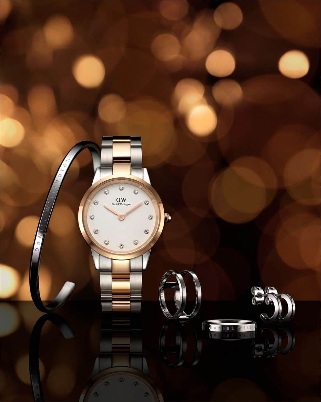 ダニエルウェリントンさんのインスタグラム写真 - (ダニエルウェリントンInstagram)「’Tis the season to sparkle! Tap the link in bio to gift the elegant Iconic Link Lumine featuring glistening Swarovski® crystals. #DWforeveryone #DanielWellington」12月15日 18時03分 - danielwellington