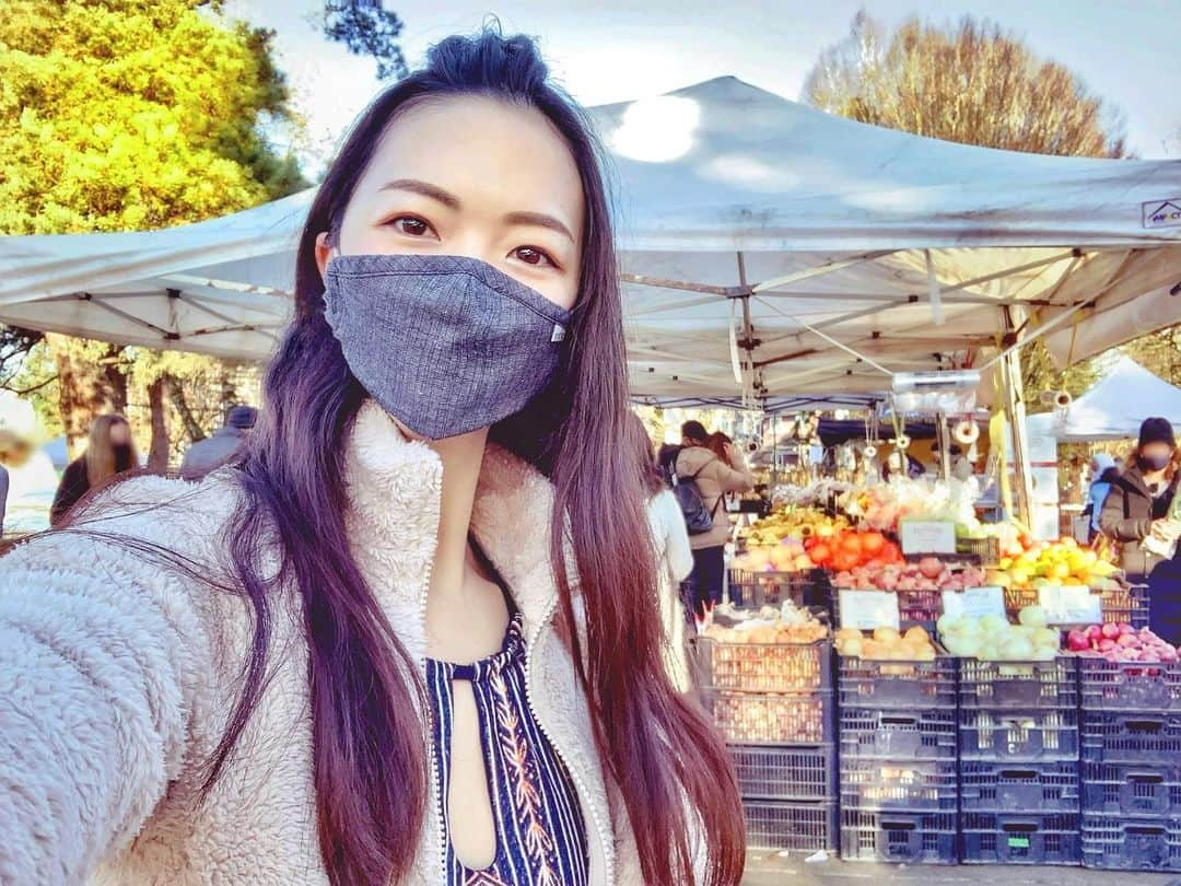 横井玲のインスタグラム：「Since the forecast said that next sunny day is on Christmas eve😨, I took advantages of sunny day last weekend and enjoyed 7km hiking and a farmers market👩‍🌾 I got some organic vegges, fruits and mushrooms✨ Organic, Non GMO, Fair trade, Gluten free, Vegan, Vegetarian... there are variety of marks on the package nowadays. However, how much do you pay attention for them? I've ignored it over 30 years. We can change ourselves, but only when we strongly wish it.  Let's live with mother earth🌍  最近はファーマーズマーケットで野菜を仕入れるようにしています٩( ᐛ )و  先日はお天気にも恵まれ、オーガニック野菜と、バンクーバーアイランドの森で採れたキノコを抱えて帰ってきました。 わたしたちの体を作るその食べ物の中に何が含まれているのか、どうやって作られたのか。一度興味を持つと面白いものです。 製品表示の中で最もスタンダードと思われるものの1つ「オーガニック」は、これまで「ちょっと高くて、形が整っていないけれど、体に良いらしい」というなんとも漠然とした認識でした。 農薬や遺伝子組み換え技術とはどんなもので、わたしたちの体は元より、地球にどのような影響を及ぼすのか？土が死んでしまうというのはどういうこと？その顛末は？ 疑問を持ち、知識を得て、選択をする。 その繰り返しはとても手間がかかりますが、自分に恥じない人生を送るために、身も心も豊かにするために、とても良いメソッドの気がしています。  #canada #farmersmarket #organic #organicfood #veggies #fruit #behealthy #stayhealthy #vegan #healthylifestyle #bekind #sustainablefashion  #有機野菜 #オーガニック #体の中からキレイに #健康一番」