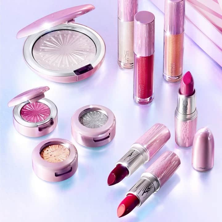 M∙A∙C Cosmetics Japanのインスタグラム：「LINEギフトにM･A･C が登場✨ ㅤ いつもは会ってプレゼント交換をする大切な人に、今年はLINEギフトでとっておきのコスメを贈りませんか？ M･A･C のコスメとともに心温まるホリデーシーズンを❄️✨ ㅤ LINEギフトのページはプロフィール トップページのハイライト[LINE GIFT]をチェック🎁 ㅤ #MACFrostedFirework #MACクリスマスコフレ2020#MACHoliday #MACCosmeticsJapan #MACCosmetics #MAC #MACコスメ #マックコスメ #メイクプロセス#メイク好き#コスメマニア#デパコス#アドベントカレンダー#限定#限定コスメ#クリスマスコフレ#クリスマスコフレ2020#LINEギフト#ギフト#プレゼント」