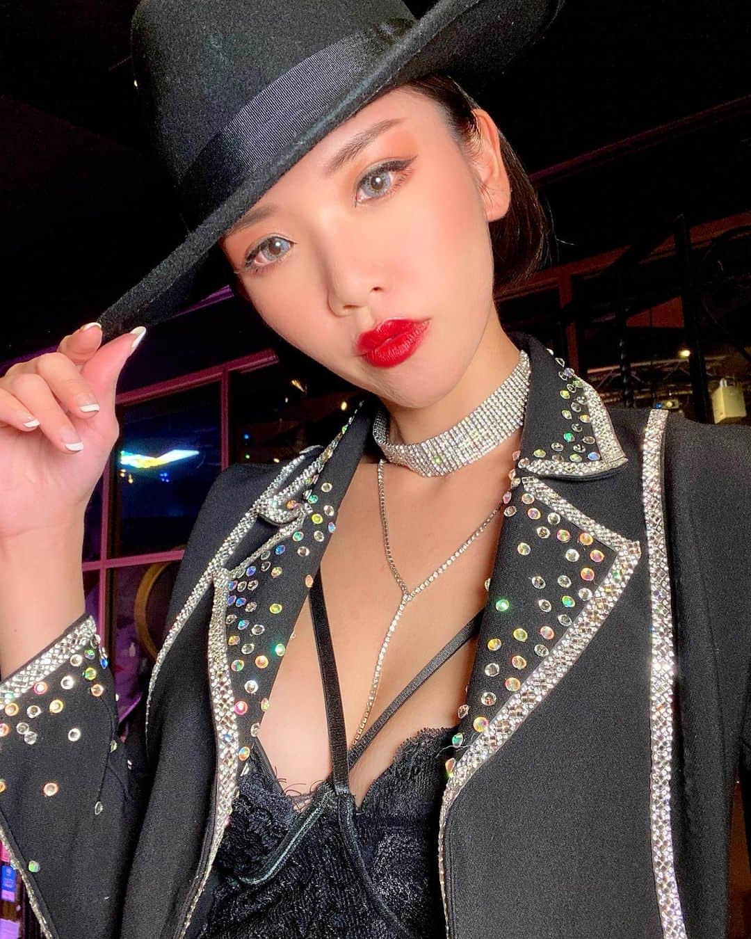 Yukkyのインスタグラム：「押忍😈🖤 . . . . . #burlesquetokyo#showgirl#showdancer#dancer#japanesegirl#girl#instalike#instafashion#instagood#lfl#fff#costume#selfie#selca#anime#makeup#bodymake#tokyo#バーレスク東京#ダンサー#黒髪ボブ#被写体#自撮り#クリスマス#強め女子」