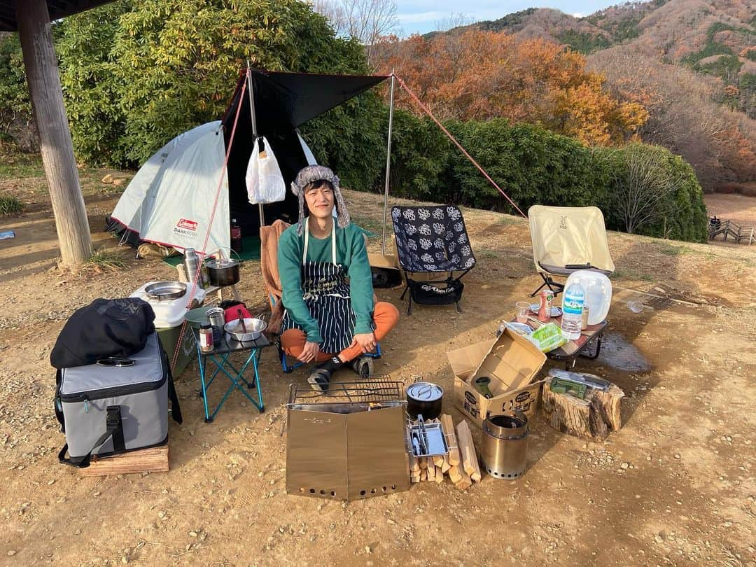 Bunta のインスタグラム：「キャンプ10回目🏕⛺️🏕 焚き火13回目🔥🔥🔥  今年もあと何回行けるかな🤩 ふたご座流星群で流れ星も沢山見えた☄️💫🌠  流れ星沢山観れたから願い事全部叶いそうやな😂 みんなそれぞれ現地で集まって、テント設営、焚き火して食べ物をシェアする感じがたまらないよね🤟🏼  solostoveで調理中ずっーと薪を半分に切らないと焚べられないのと、2次燃焼の効果が強いsolostoveだと火加減の調節が難しいって事で、新たに薪グリルを投入した😁 この２つで冬キャンプの寒さは凌そうだ🧐  #ソログルキャンプ #coleman #uniflame #薪グリル #solostove」