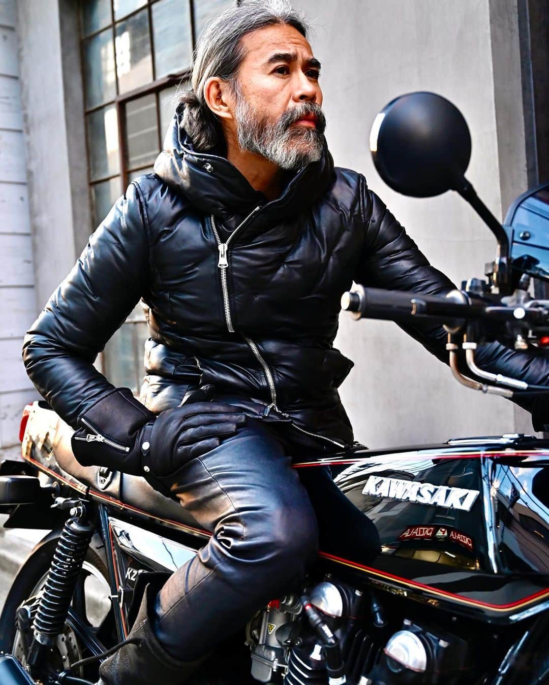 杉原勇武のインスタグラム：「冬のバイクスタイル❗️ 今日は寒いので、 カンガルーダウンジャケット、 下にレギンスが履ける様にディアストレッチレザーパンツとエンジニアブーツ。 Z1Rに乗る時は全身クロのコーディネートが好きだね。 素材によってクロの色味が違うのも良い❗️ #kawasakimotorcycle  #z1r」