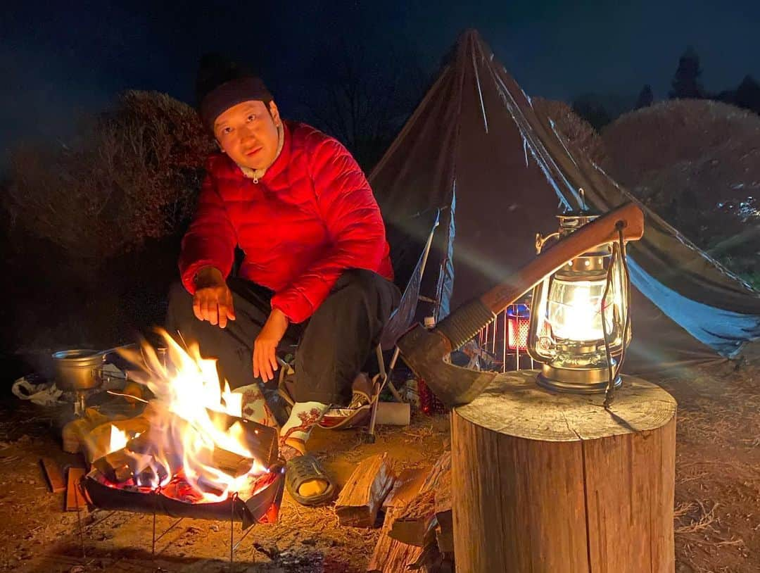 Bunta さんのインスタグラム写真 - (Bunta Instagram)「キャンプ10回目🏕⛺️🏕 焚き火13回目🔥🔥🔥  今年もあと何回行けるかな🤩 ふたご座流星群で流れ星も沢山見えた☄️💫🌠  流れ星沢山観れたから願い事全部叶いそうやな😂 みんなそれぞれ現地で集まって、テント設営、焚き火して食べ物をシェアする感じがたまらないよね🤟🏼  solostoveで調理中ずっーと薪を半分に切らないと焚べられないのと、2次燃焼の効果が強いsolostoveだと火加減の調節が難しいって事で、新たに薪グリルを投入した😁 この２つで冬キャンプの寒さは凌そうだ🧐  #ソログルキャンプ #coleman #uniflame #薪グリル #solostove」12月15日 18時11分 - buntatf