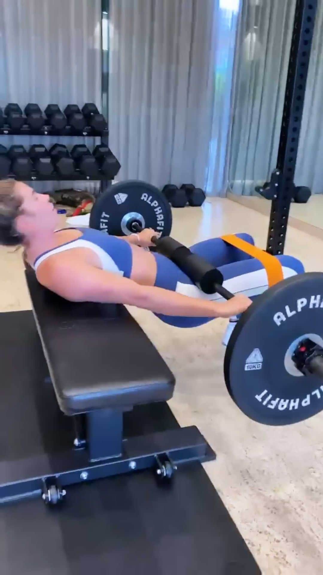 シャルロッテ・キャスリックのインスタグラム：「Today’s boooty burner with @katiemmartin_ at @kfit_aus was proper torture for an hour but that’s when you know it’s workinggggg 💪🏽 so proud to see Katie absolutely smashing her goals and can’t wait to come back for my next sesh!!」