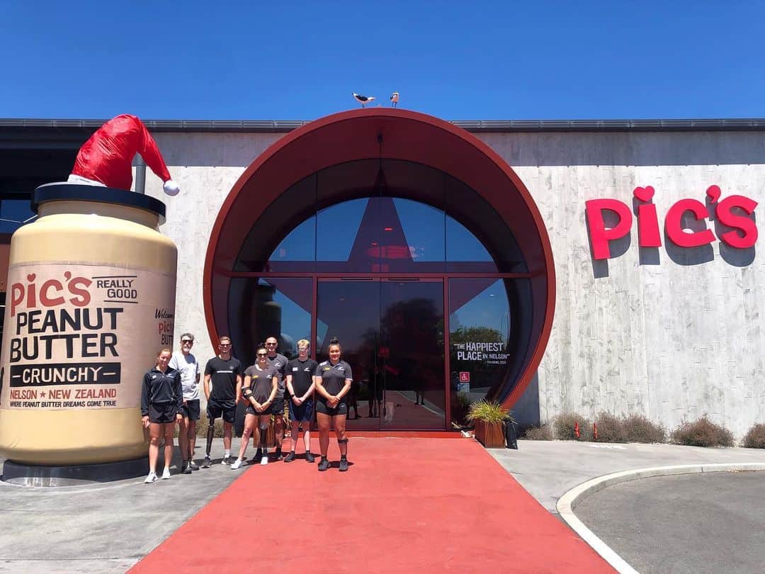 Sophie Pascoeのインスタグラム：「Perfect ‘Pic’ me up during our @paralympicsnz swim camp! 🥜 #picspeanutbutter #factory #tour #nelson #madeinnewzealand」