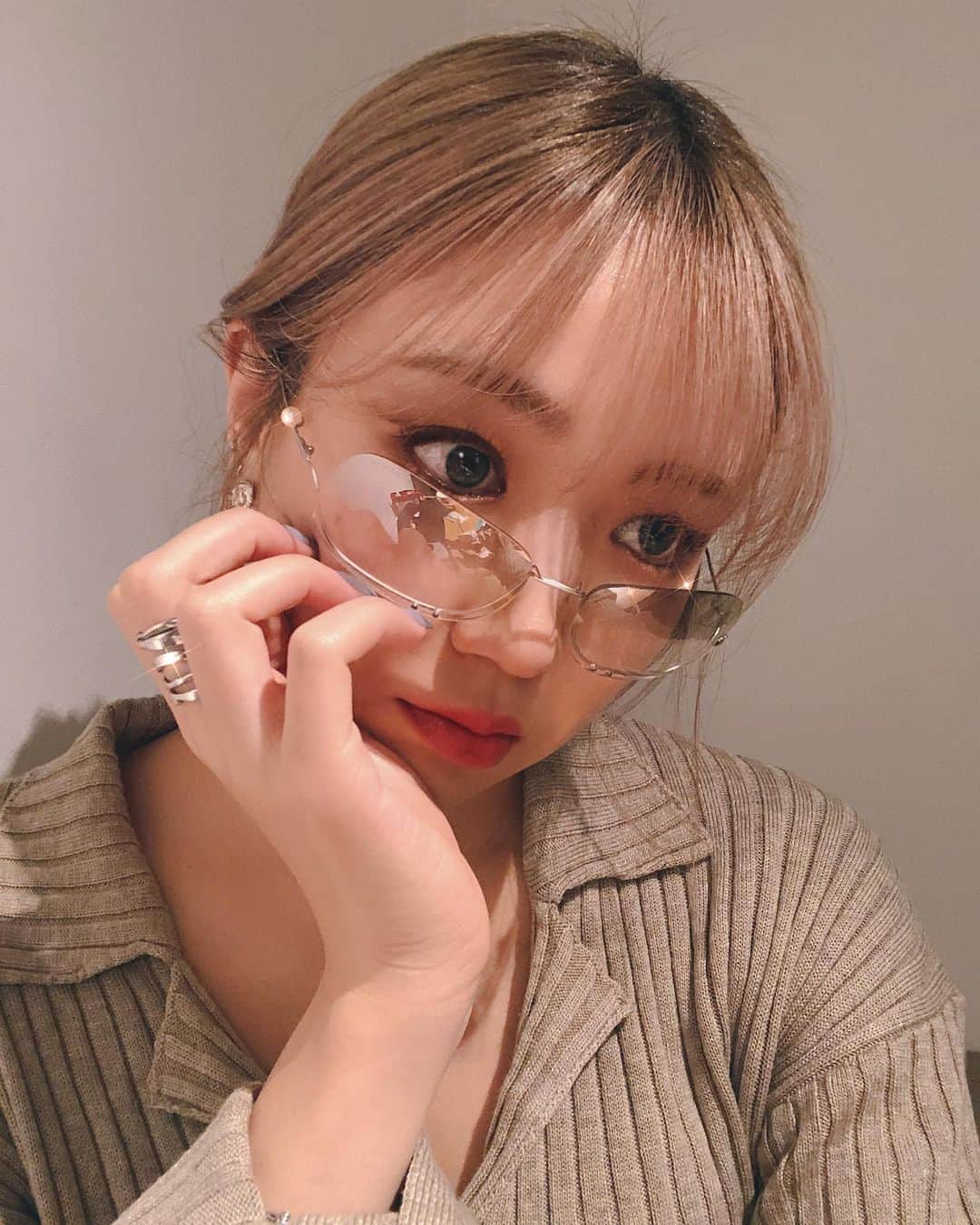 SARAのインスタグラム：「👓」