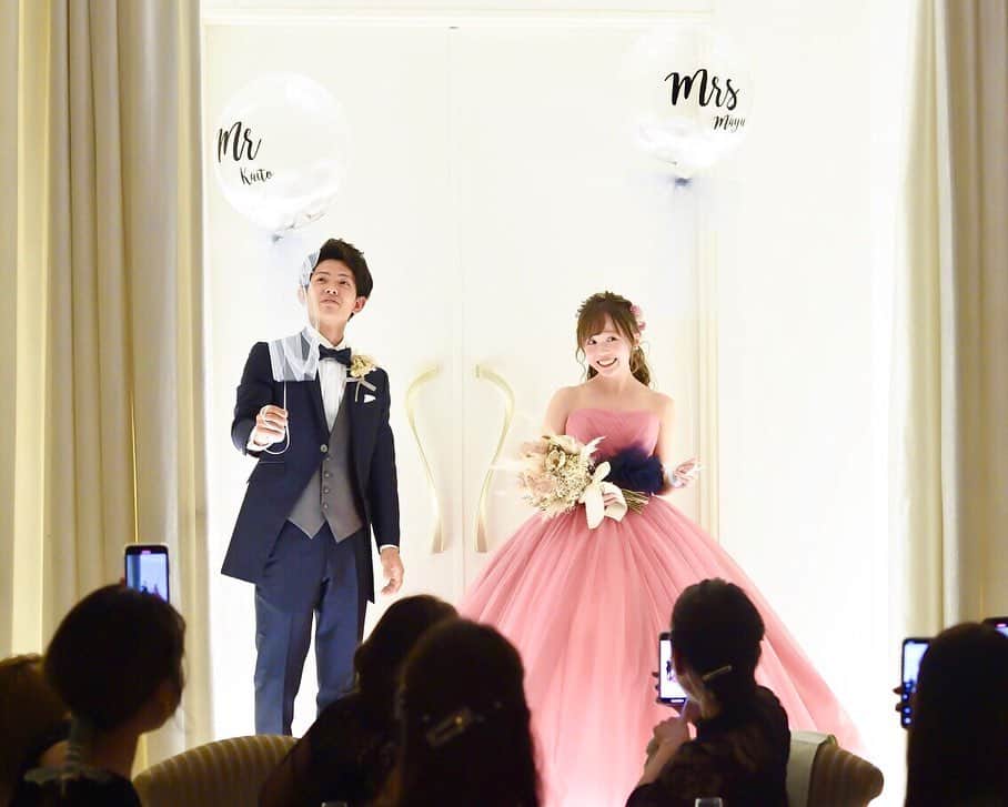 のインスタグラム：「バルーンを持って#お色直し入場 🎈💕 Mr.とMrs.の文字がとってもキュートです☺  ご入場の直前にはしっかり文字の向きをチェックして 素敵なショットを残しましょう📸✨  スマ婚ではアイテムのお持ち込みが無料💡 おふたりのこだわりのアイテムを 自由にお選びいただけます😉💓  －－－－－－－－－－－－－－－－－－ どうしてスマ婚を選んだの？ スマ婚のメリットは？ プランに含まれている内容で十分だった？ …など、 #スマ婚花嫁 さまにインタビューして 【ウェディングレポート】を作成しております📋 @smakon_official  プロフィールTOPのURL→ウェディングレポート にてご覧ください💡 －－－－－－－－－－－－－－－－－－  #スマ婚 #結婚式 #プレ花嫁 #式場探し #ブライダル #プレ花嫁準備 #結婚式準備 #披露宴演出 #結婚式場選び #プレ花嫁さんと繋がりたい #全国の花嫁さんと繋がりたい #2020秋婚 #2020冬婚 #2021春婚 #2021夏婚 #2021秋婚 #関東花嫁 #東海花嫁 #関西花嫁 #スマ婚花嫁 #スマ婚レポ #卒花嫁レポ #結婚式準備レポ #卒花レポ #ウェディング #お色直し演出 #お色直し #カラードレス #ハツコエンドウ」