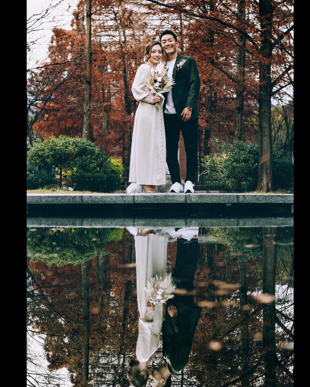 山中海輝のインスタグラム：「一生に一度の大切な写真。 自分に任せてもらえて嬉しかったよー！  まさくん、えりちゃん改めて結婚おめでとう。  #水に映る世界が違うの気づかない説」