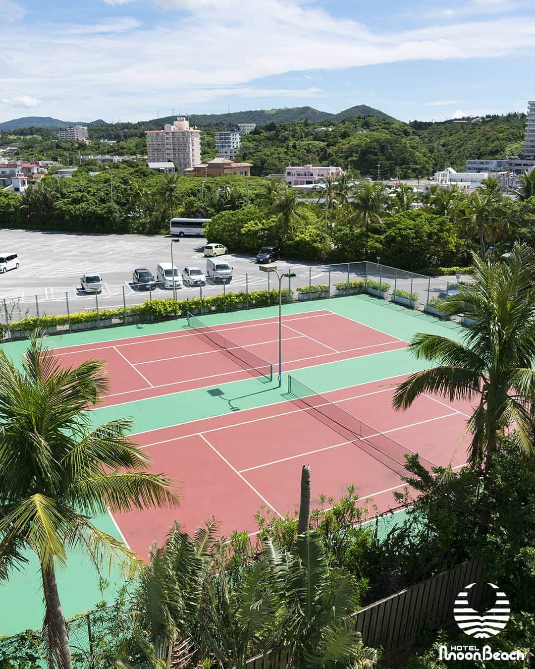 ホテルムーンビーチさんのインスタグラム写真 - (ホテルムーンビーチInstagram)「9月15日、屋上からみたテニスコート。ご宿泊の際、ご家族やお友達同士でプレイしてはいかがですか？(日中１コート一時間2,200円、ラケット、ボール、シューズは有料レンタル有)。Tenniscoat 15Sep2020  #沖縄 #恩納村 #沖縄ホテル #沖縄リゾート #沖縄観光 #沖縄旅行 #沖縄ビーチ #インフィニティプール #沖縄好き #沖縄好きな人と繋がりたい #ホテルムーンビーチ #ムーンビーチ #ムーンビーチホテル #okinawa #onnason #okinawabeach #okinawahotel  #okinawatrip #okinawasunset #okinawalikes #okinawalabo #okinawa_life #hotelmoonbeach #moonbeach #moonbeachhotel #japan #visitjapanjp #gotoキャンペーン #gototravel」12月15日 18時15分 - themoonbeachmuseumresort