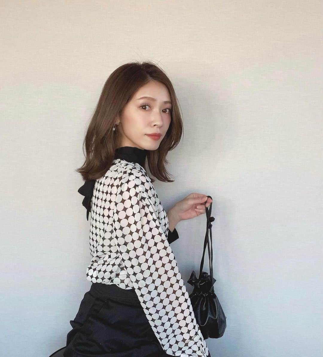 石黒美帆のインスタグラム：「﻿ *﻿ 🖤﻿ ﻿ tops#naracamicie  bag#malulink﻿ ﻿ 一枚で華やかになるブラウスってありがたい☺️前後逆にしても、リボンは結んでも片結びで垂らしたままでも可愛いです🤲﻿ ﻿ 巾着バッグはちょこっとしたお出掛けにも、サブバッグ的な感じにも使えて便利。旅行中はカメラ入れて持ち歩いてました♡﻿ ﻿ ﻿ この間 @kogao_ouji さんに小顔矯正してもらってからびっくりするくらい輪郭がシュッとしたまま😳﻿ 悩みの絶えない髪も最近は調子が良いし。﻿ プロの手ってすごいなぁ…✨﻿ ﻿ ﻿ ﻿ #fashion#fashionstyle#fashiongram#instafashion#outfit#ootd#dailylook#패션#오오티디#ファッション#コーデ#秋服#秋コーデ#シンプルコーデ#モノトーンコーデ#ナラカミーチェ」