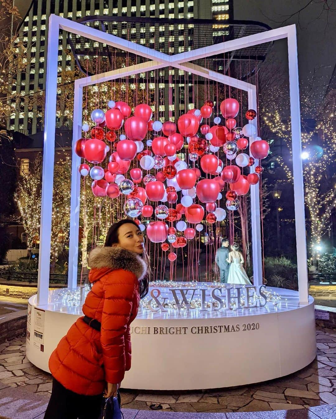 李 雨瀟さんのインスタグラム写真 - (李 雨瀟Instagram)「. この時期の醍醐味🤍🎄 大好きなイルミネーションを見てきました🥰❤️ 動画も撮ったよ🤍 . 【Marunouchi Bright Christmas】 今年の丸の内は例年に増してとっても綺麗＋丸ビルの1Fの丸キューブでMISIAさんの音楽とのコラボもしててとっても癒された〜🥰💕 . コンセプトは「LOVE & WISHES」 🌍 かけがえのない地球への感謝と、大切な人を想う気持ちを込め、 「人」と「地球」にやさしく、「愛」と「希望」に溢れるクリスマスツリーをイメージしたそうです🤍 . 色んな場所で展示されてた中でも、 『Love』愛を想う @丸ノ内ブリックスクエア 『Love Earth』地球を愛する @丸ビル が特にタイプでした❤️ . 私たちの前に写真を撮ってた夫婦が ハートを作って写真を撮ってたのがとってもほっこりしてゆきちゃんとも🤍 高校生みたいなノリになってしまった🤣💕 ひとりで行こうとしたイルミネーション🎄 付き合ってくれてありがとうー❤️ 楽しかった🥰❤️ 是非大切な人と行ってみてください🥰❤️ . （新型コロナウイルス感染症対策を十分に考慮した上で、ソーシャルディスタンスを保って見れるようになっています🙌） @marunouchi_paper  . . #MarunouchiBrightchristmas2020 #christmas #xmas #merryChristmas #イルミネーション #丸の内ブライトクリスマス2020 #PR #クリスマス #夜景 #ライティングショー #冬の風物詩 #丸の内 #ダレカニミセタイフウケイ」12月15日 18時19分 - yuisho_ri