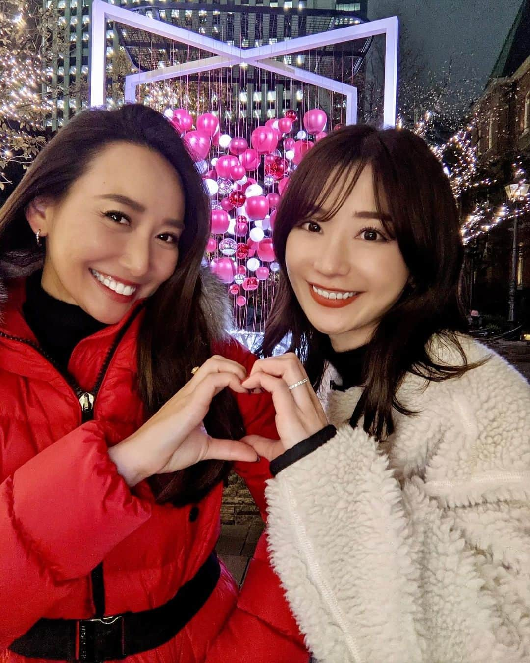 李 雨瀟さんのインスタグラム写真 - (李 雨瀟Instagram)「. この時期の醍醐味🤍🎄 大好きなイルミネーションを見てきました🥰❤️ 動画も撮ったよ🤍 . 【Marunouchi Bright Christmas】 今年の丸の内は例年に増してとっても綺麗＋丸ビルの1Fの丸キューブでMISIAさんの音楽とのコラボもしててとっても癒された〜🥰💕 . コンセプトは「LOVE & WISHES」 🌍 かけがえのない地球への感謝と、大切な人を想う気持ちを込め、 「人」と「地球」にやさしく、「愛」と「希望」に溢れるクリスマスツリーをイメージしたそうです🤍 . 色んな場所で展示されてた中でも、 『Love』愛を想う @丸ノ内ブリックスクエア 『Love Earth』地球を愛する @丸ビル が特にタイプでした❤️ . 私たちの前に写真を撮ってた夫婦が ハートを作って写真を撮ってたのがとってもほっこりしてゆきちゃんとも🤍 高校生みたいなノリになってしまった🤣💕 ひとりで行こうとしたイルミネーション🎄 付き合ってくれてありがとうー❤️ 楽しかった🥰❤️ 是非大切な人と行ってみてください🥰❤️ . （新型コロナウイルス感染症対策を十分に考慮した上で、ソーシャルディスタンスを保って見れるようになっています🙌） @marunouchi_paper  . . #MarunouchiBrightchristmas2020 #christmas #xmas #merryChristmas #イルミネーション #丸の内ブライトクリスマス2020 #PR #クリスマス #夜景 #ライティングショー #冬の風物詩 #丸の内 #ダレカニミセタイフウケイ」12月15日 18時19分 - yuisho_ri