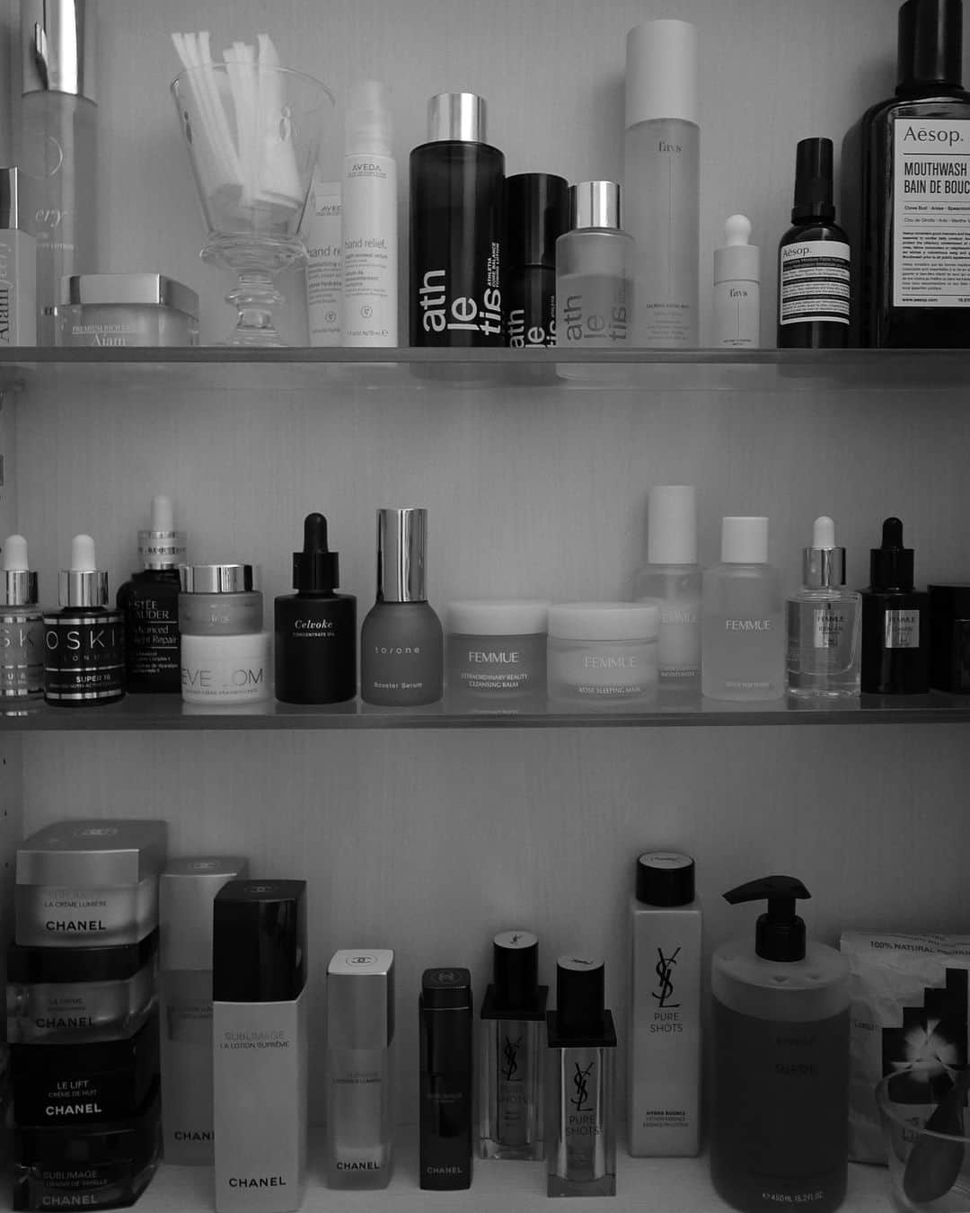 JUNNAのインスタグラム：「お気に入りばっかり。  #byredo いい香りで大好き... フレグランスも欲しい  #スキンケア 冬版 #肌ケア #保湿  #冬 も程よい #艶肌 がすきです #femmue 気がついたらフルラインナップ #junna🏠 #celvoke #toone 新入り #YouTube で春メイクとスキンケア...✌️」