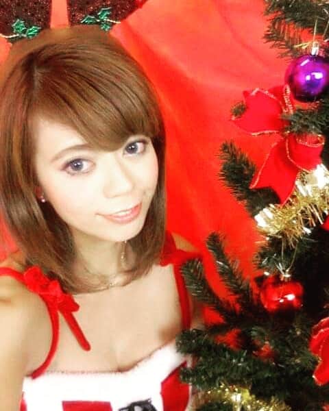 友利愛美のインスタグラム：「今日、めえええぇっちゃ寒いですね！！ひえ〜！🎅❄⛄あったかくしてくださいね🍲  #🎅#SantaClaus#過去写メ #サンタクロース#寒波#크리스마스」