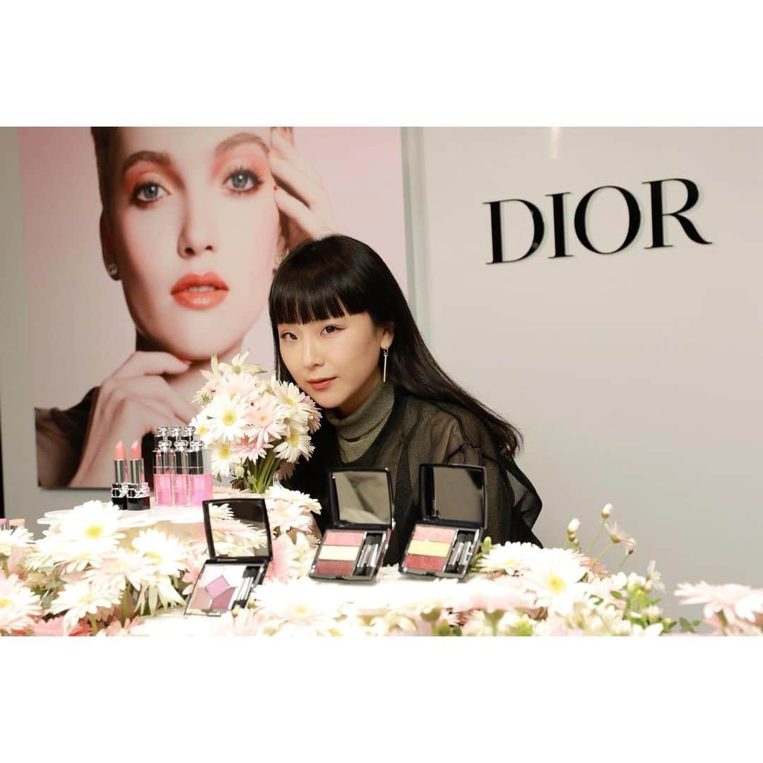 Young Juvenile Youthのインスタグラム：「Diorの2021年スプリングコレクション「PURE GLOW」を一足先に試してきた！ 特に新色のリップが絶妙で、お気に入りの色が見つかりました💄 PURE GLOW Spring 2021 Collection Special Shooting Session at Morio Studio  #トリオブリックパレット #ディオールスティックグロウ @diormakeup  #今日は私服で」