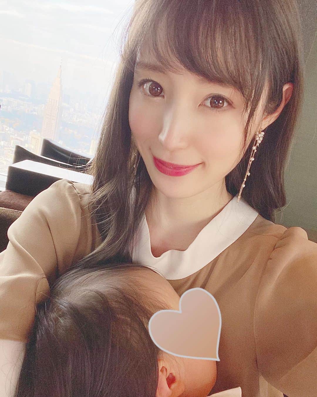小林真由のインスタグラム：「すごくお気に入りのピアス。﻿ @naturali_jewelry  久しぶりにロングなピアスを付けたら可愛くて可愛くて♡﻿ 幸せな気持ちになりました🥺　﻿ (頼むから掴まれませんようにと祈りながら😇笑) ﻿ ﻿ ﻿ アクセサリーケースとメイクポーチも新しいもの♪もう何年も大きさがぴったりのポーチに出会えてなくてやっと見つけた♡﻿ @sophie_and_b_ の嵩張らなくて小さめでちょうどいいポーチ👝﻿ 娘は見るたびメリーさんのひつじを熱唱しています。﻿🐑🌸 繊細な手刺繍の柄が可愛くて持っているだけでほっこりする小物達。 ﻿ ﻿ ﻿ ﻿ #ピアス #パール #アクセサリー #ポーチ #メイクポーチ #アクセサリーケース #ファッション #コーデ #ママコーデ #ランチ #女の子ママ #男の子ママ #ママライフ #コーディネート #2歳 #生後4ヶ月 #ベビー #二人育児」