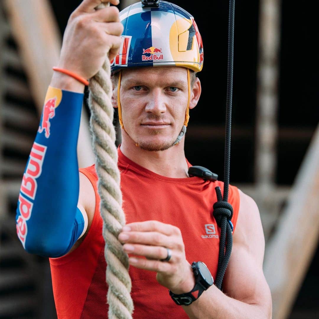 Suuntoさんのインスタグラム写真 - (SuuntoInstagram)「OCR athlete @thomas_ocr gave a more literal meaning to vertical speed than we normally talk about here on Suunto. The ripped South African climbed a vertical rope about the height of the Statue of Liberty in less than 10 minutes, setting a new #GuinnessWorldRecord on the way up for the fastest 50 m rope climb ever: 00:03:19.688. He would have broken the 100 m record, but the rope was only 90 m high.  "It burnt like hell, but it was the best rhythm I could've hoped for and everything just came together," Thomas said after the climb.   Give the man an applause by hitting like below! 💪👏  📷 @mpumelelomacu & @tyrone_bradley / Red Bull Content Pool  #risingwiththesun #sowetoropeclimb #suunto9 #adventurestartshere」12月15日 18時31分 - suunto