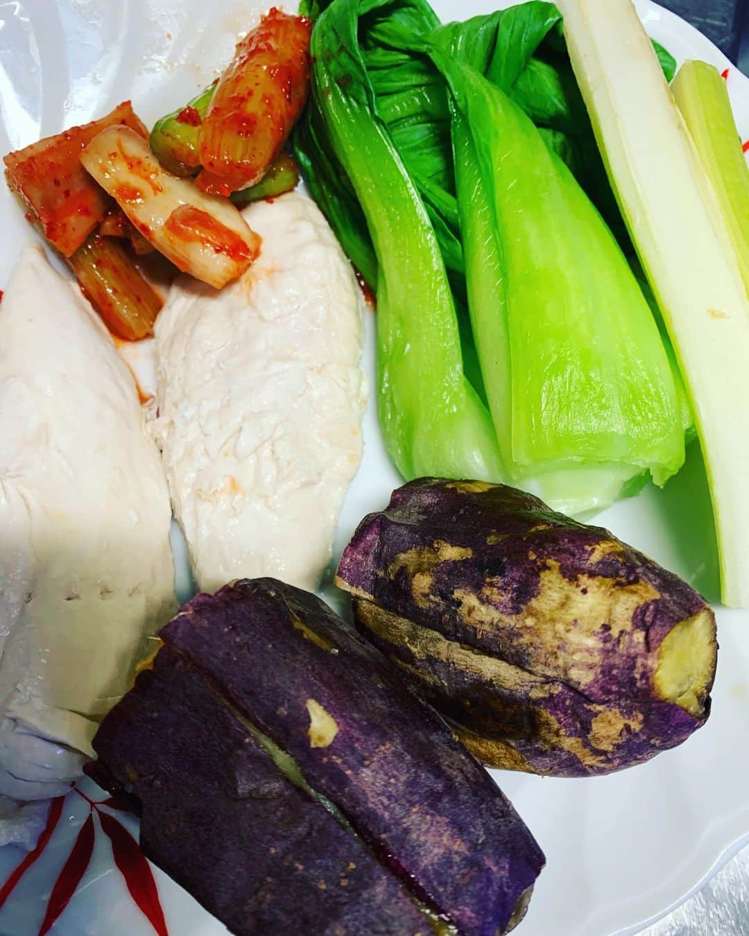 YURIのインスタグラム：「🐰ちゃんの食事じゃありません。私のだす。도끼식사 아니라 내꼬다😅#diet #food」