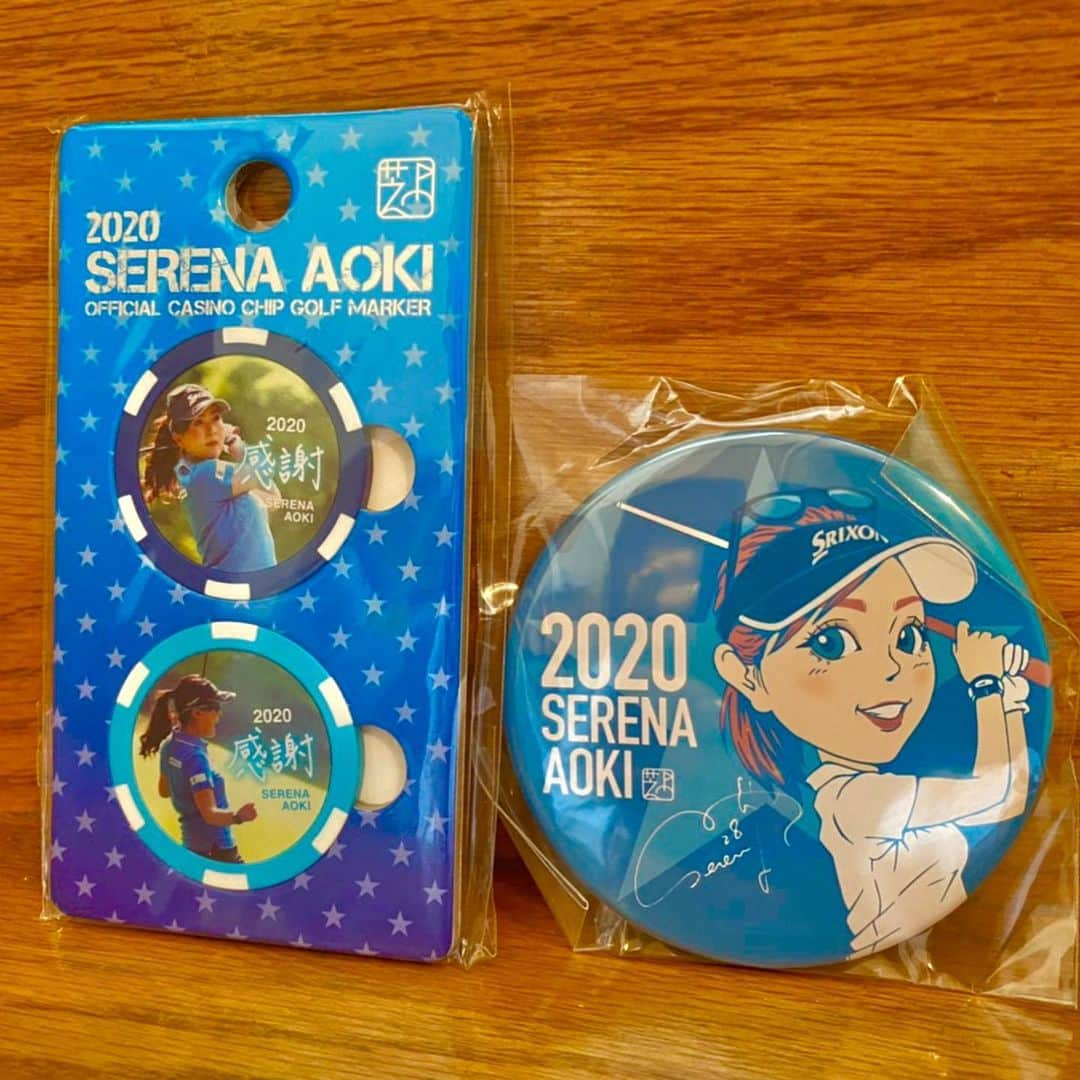 青木瀬令奈さんのインスタグラム写真 - (青木瀬令奈Instagram)「#グッズ販売のお知らせ　🦁🌈 #私監修オリジナルグッズ　 大変お待たせ致しました！🙇‍♂️🌸 質問コーナーで皆さんにリクエストを取って 「一緒にラウンドしてる気分になるもの⛳️」 ということで 一番意見の多かった カジノチップマーカーが 今日から( @jointoneinc )ホームページ内の オンラインショップで 販売開始になりました😳❤️ 🌈 ファンサービス用に毎年作っている オリジナル缶バッジも 今年はコロナで配ることができなかったため マーカーとセットで販売します🌟 🌈 2016年から作っている 過去のファン配布用缶バッジも 60セット限定で販売することにしました🥰 🌈 ゴルフバッグに御守りとして忍ばせても良し👍 マーカーを使った際には 同じ組の中で話のネタにもなること 間違いなしです😆🌟 顔写真がちょっと恥ずかしいなって場合は 裏面の芝組ロゴにして使ってね🤣⛳️w 🌈 セット数には限りがあるので 売り切れ御免！お早めに😳❤️ 🌈 この他にも順次グッズ作成中です💓 何ができるかはお楽しみに🌟 #loveandthanks  #オリジナルグッズ　 #青木瀬令奈　 #カジノチップマーカー　 #ゴルフマーカー　 #缶バッジ　 #限定　 #golf  #感謝」12月15日 18時26分 - serenaaoki_official