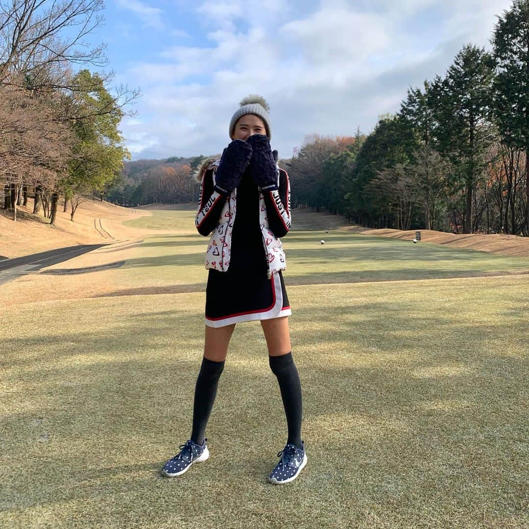 美優さんのインスタグラム写真 - (美優Instagram)「冬ゴルフスタイル🏌️‍♀️﻿ ﻿ 日中は暖かいからタートルネックに﻿ ダウンベストがあれば快適😚﻿ ﻿ 手が冷えるから朝は手袋🧤﻿ ﻿ #golf  #ゴルフウェア #ゴルフ女子 #⛳️ #golfwear #enjoygolf  #골프 #골프스윙 #高尔夫 #高尔夫球　#ゴルフコーデ」12月15日 18時26分 - miyu11_20