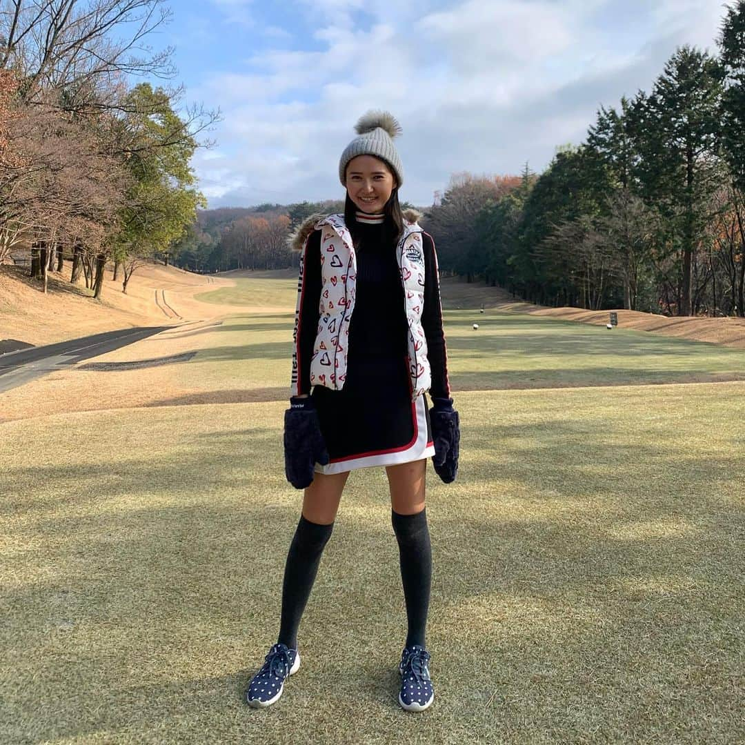 美優さんのインスタグラム写真 - (美優Instagram)「冬ゴルフスタイル🏌️‍♀️﻿ ﻿ 日中は暖かいからタートルネックに﻿ ダウンベストがあれば快適😚﻿ ﻿ 手が冷えるから朝は手袋🧤﻿ ﻿ #golf  #ゴルフウェア #ゴルフ女子 #⛳️ #golfwear #enjoygolf  #골프 #골프스윙 #高尔夫 #高尔夫球　#ゴルフコーデ」12月15日 18時26分 - miyu11_20