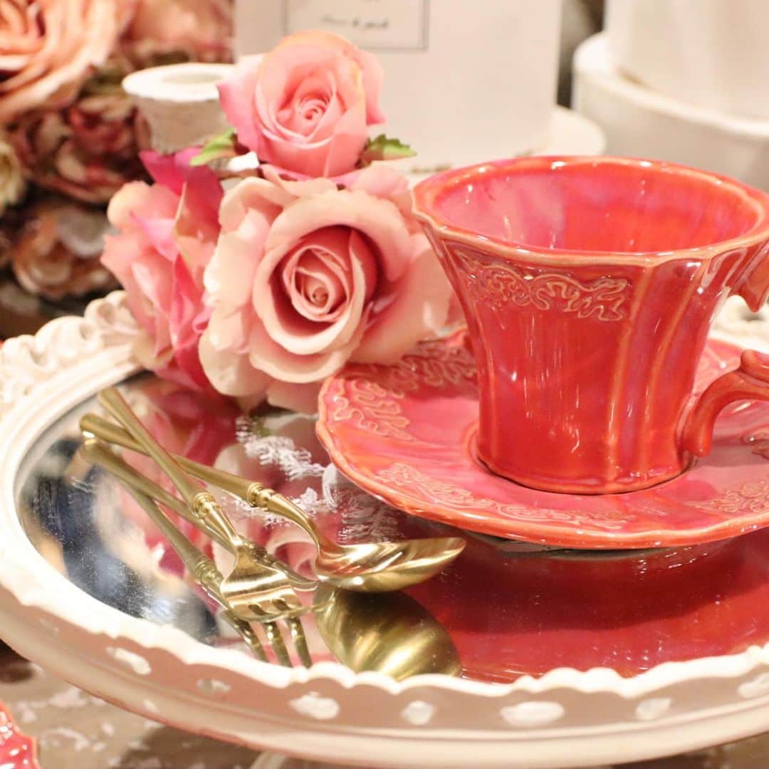 横浜ディスプレイミュージアムのインスタグラム：「とても可愛らしいピンクのカップのご紹介です🌷  品番：YHM1334 上代：￥1,300＋税  華やかなティータイムのディスプレイにいかがでしょうか☕️  同じシリーズでプレートやボウルがあり、シリーズでのお求めがおすすめです。  一つ一つ焼き上がりの色味が異なり、それぞれの風合いを楽しんでいただけます🌺  #横浜ディスプレイミュージアム #株式会社ポピー #横浜 #ディスプレイ#アーティフィシャルフラワー #フラワーアレンジメント #フラワーデザイン #インテリア雑貨 #インテリア#インテリアコーディネート#スタイリスト#装飾#デコレーション #花のある暮らし #花好きな人と繋がりたい #display #yokohama #flowerarrangement #interiordesign #artficialflower #flowerstagram」