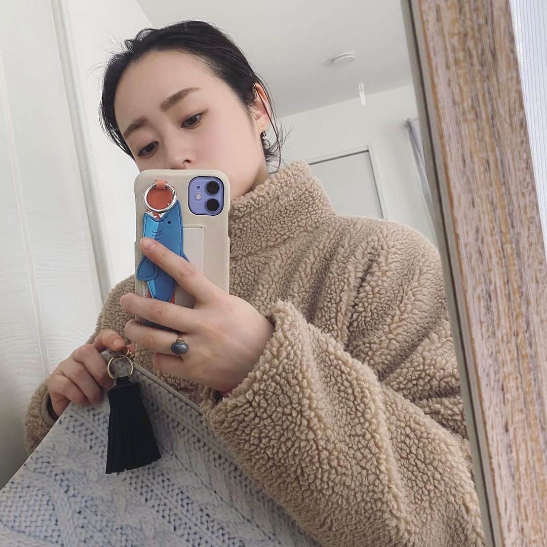 のインスタグラム：「今日は発送の日。﻿ ジャスパーのリングの原型も職人さんの元へ。﻿ 可愛くなって帰ってきてね🤤♡♡﻿ ﻿ ﻿ ﻿ #jewelry_ume#ÜME#ユーミー#天然石リング#彫金#金属アレルギー対応#シンプルコーデ#カジュアルコーデ#ボアコート#ママコーデ#アラサーコーデ#30代ファッション#大人カジュアル#アクセサリー#ジュエリー#男の子ママ﻿」