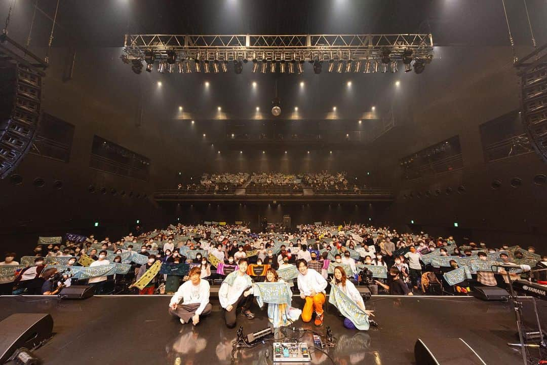 緑黄色社会さんのインスタグラム写真 - (緑黄色社会Instagram)「2020.12.5  SINGALONG tour 2020 -last piece-  photo by @ad_miyu   今週末は MERRY ROCK PARADE 2020‼︎」12月15日 18時34分 - ryokushaka_official