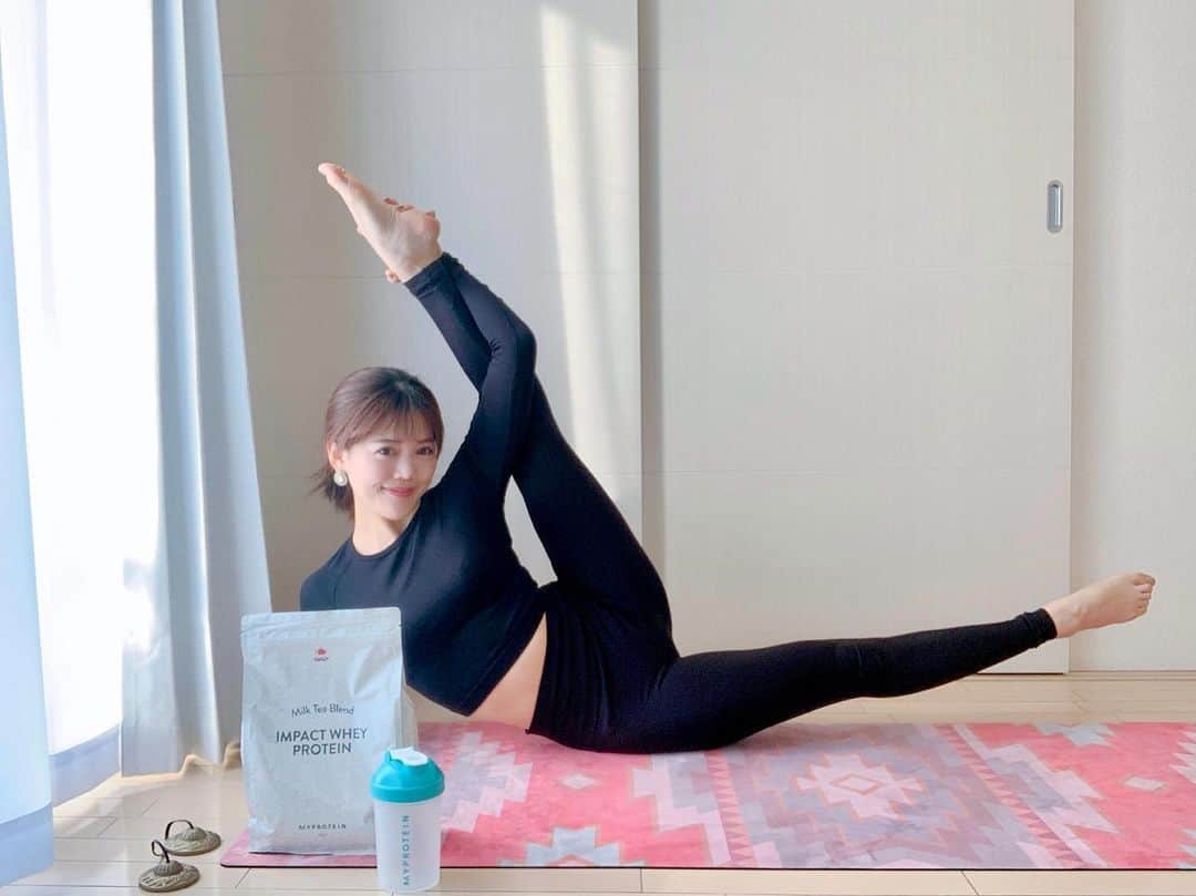 上坂由莉のインスタグラム：「﻿ ﻿ 最近何かと聞く" Go to キャンペーン "🎉﻿ 旅行は行けなくなってしまったけれど﻿ プロテインで有名なマイプロテインが﻿ Go toフィットネスキャンペーンをやってるよ😍﻿ @myproteinjp @myproteinuk﻿ ﻿ ﻿ 自粛時ジムを解約して引っ越してきてから﻿ まだ新しいジムも契約してないし﻿ だんだん身体が鈍ってるーーー😖🐷﻿ ﻿ ﻿ 家トレしてるけど身が入らなかったりするし﻿ このキャンペーンを機に今まで飲んでた﻿ ソイプロテインからホエイに変えてみたよ🥺﻿ 小腹が空いた時にも飲んでタンパク質をとりたい✨﻿ そして寒くなるからTシャツで家トレしてたけど﻿ 普段目を背けてた自分の怠けた身体を見つめ直す為に﻿ 長袖でも少しお腹が見えるウェアをGETしました😤❗️﻿ ﻿ ﻿ Go to フィットネスキャンペーン内容👇🎊﻿ ☑︎ 12/12〜12/15までImpact ホエイプロテイン1kgと﻿ シェイカーのお試しセットが送料込みで1,890円🥛﻿ ☑︎ 次回の購入時に使用可能な1,890円分のジムウェア割引クーポンが還元される﻿ ってことは…実質プロテイン無料で試せる 🤭﻿ ☑︎ 割引コード：YURIYOGA 🪅﻿ キャンペーン詳細は2枚目みてね👉﻿ ﻿ ﻿ ウェアのサイズなど参考までに書いときますね👗﻿ 私の選んだトップスはブラトップ一体型ではないです🙅‍♀️﻿ サイズは自分のお腹をしっかり見つめるために﻿ XSにしました😤😤😤﻿ レギンスはハイウエストで脚を綺麗に見せてくれるし﻿ いい着圧加減で補正にもつながりそう❗️﻿ サイズはSにしました🧘‍♀️﻿ こんなに脚をビヨーンと伸ばしても一切突っ張らないのに﻿ 生地はちゃんとしっかりしてるよ🙆‍♀️﻿ ﻿ ﻿ 年末年始楽しむためにも今からヨガとトレーニングを﻿ 今一度、習慣化させて心身を整えていきます🥳﻿ ﻿ ﻿ #マイプロテイン #Myprotein #プロテイン #ダイエット #ad﻿ #トレーニング #筋トレ女子 #ボディメイク #美意識 #美尻﻿」