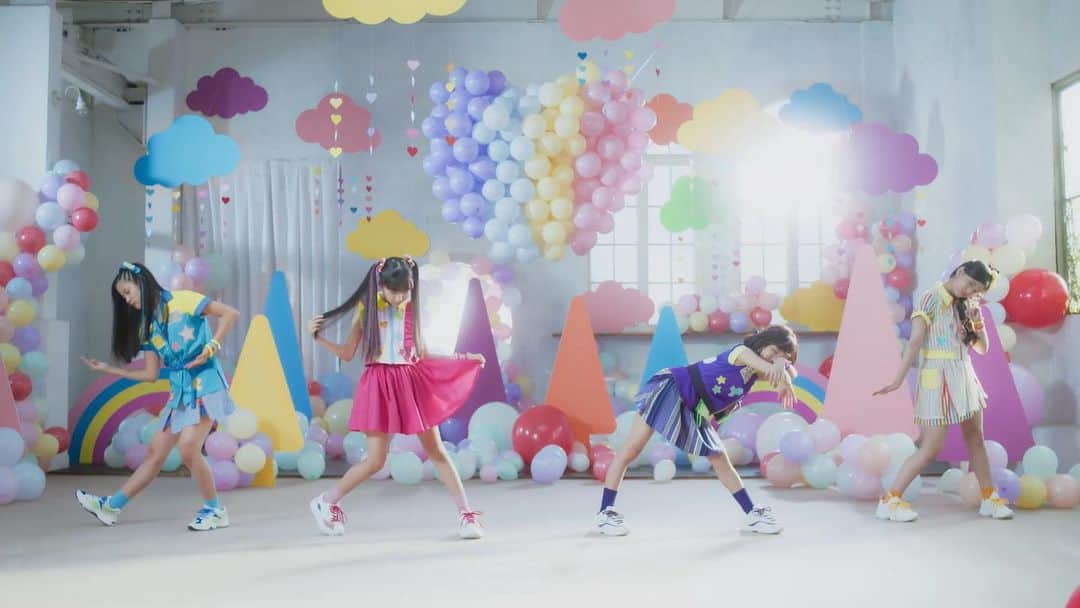 のインスタグラム：「🐶🍭🌺☀️  「とぅわりんりんたんたん」ダンスビデオ﻿ YouTube公開決定🎠🎈﻿  ﻿ ﻿ いよいよ12/23(水)にリリースとなる﻿ 2ndシングル「とぅわりんりんたんたん」の﻿ ダンスビデオを、12/16(水)12:00に﻿ lovely²オフィシャルYouTubeチャンネルにて﻿ 解禁することが決定しました🤡💕﻿ みんなでいっしょに踊ってくださいね♪﻿  ﻿ ▽「とぅわりんりんたんたん」ダンスビデオ﻿ lovely²オフィシャルYouTubeチャンネルにて、12/16(水)12:00公開！﻿ ※チャンネル登録しておくと、公開通知を受け取ることが出来ます。﻿ https://www.youtube.com/channel/UCwJDv8UoHrxTCc_10hnEGgw  #lovely2  #ラブリーラブリー﻿ #ラブパトリーナ #ラブパト﻿ #ラブパトピンク #愛羽ツバサ #渡辺未優﻿ #ラブパトパープル #紫原サライ #山口莉愛﻿ #ラブパトブルー #青瀬コハナ #山下結衣﻿ #ラブパトシャイン #七色ソラ #杉浦優來﻿ #まるばつさんかく ﻿ #とぅわりんりんたんたん　﻿ #大事なモノ」
