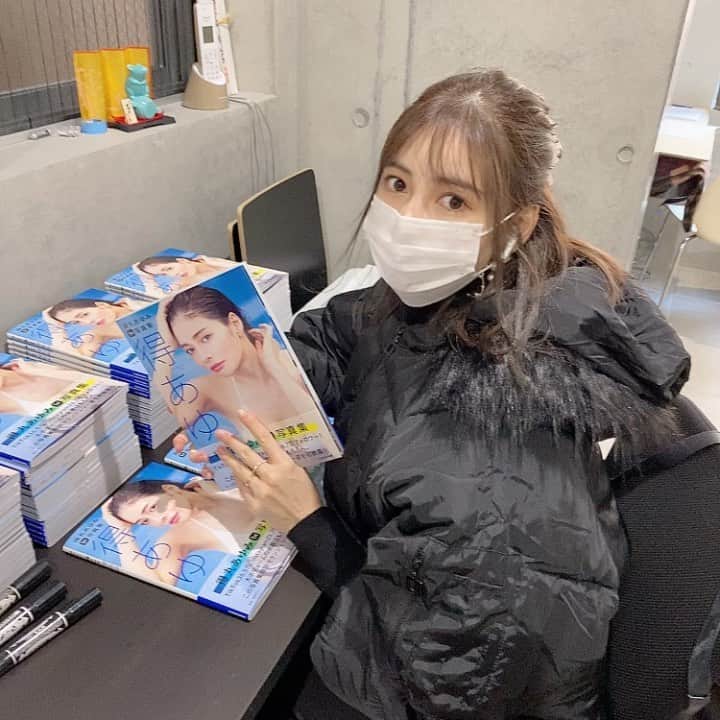 のインスタグラム：「写真集サイン書きました💓💓💓🎅 動画に写っているのは一部の写真集！ 全部で本当に本当に本当に！🔥 たくさんの方に予約して頂きました！ ありがとうございます🥲🥲🥲🥲💓 いよいよ明日発売日です💓 イベントできなくてみんなに会えないけど こうやってサインやメッセージを ひとつひとつに書いていて、 それだけで嬉しい気持ちになりました💓 ありがとうね❤️ ・ メッセージ希望してくれた方には メッセージも一つ一つ書いた！ あと生写真を希望してくれた方にも 一枚一枚得あゆって書いた！笑 腕めっちゃ疲れたけどこんなに嬉しい疲労はないよ幸せ🥲💓 ・ Amazonで購入してくださった方も 明日から発送されますね！ Amazonの方にはサイン書けなくて残念だけど Amazon限定の特典も楽しみにしててね💓 ・ ・ ・ ・ ・ ・ ・ ・ ・ ・ ・ ・ ・ ・ ・ #特設サイト#イベント#ツーショット#サイン#大人セクシー#報告#お知らせ#写真集#発売#12月#kadokawa#得あゆ#写真#撮影#お洒落#グラビア#水着#下着#プール#インスタグラビア#モデル#ナチュラルメイク#クリスマスプレゼント#amazon#stylebook#bikinigirl#bikini#bikinimodel#japanesegirl」