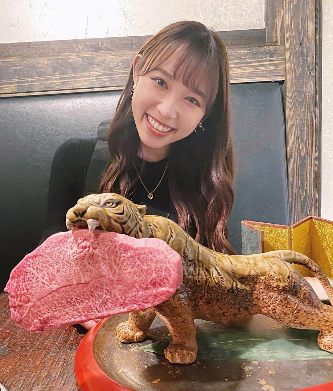 山本瑠香のインスタグラム：「ずっと行きたかった牛牛で グランプリのお祝いしてもらいました🥺🥂🍖  こんなすんごいお肉食べたことない！ ってくらい迫力のあるものばっかり！！  どれも最高でした…🤍  #焼肉 #牛牛 #牛牛西麻布総本店  #東京グルメ #東京焼肉 #おいしい」