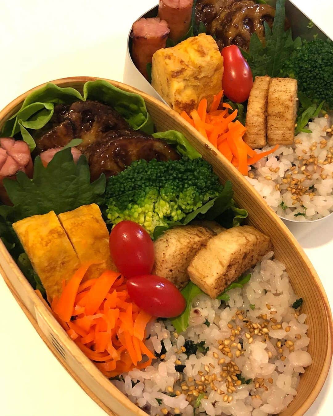 のインスタグラム：「今日のお弁当( ^ω^ )  蓮根のはさみ揚げ、だし巻き卵、キャロットラペ、ウィンナー、ブロッコリー、トマト、山芋の素揚げ(o^^o)  最近ずっとおにぎりだったから、飽きてきたかな？と思って普通のご飯にしたら、まだおにぎりでも良いそうです（笑）  さてさて、今日から寒波が来るということで、グッと冷えてきましたね(＞人＜;)  風邪ひかないように、栄養のあるもの食べて、しっかり寝て、頑張りましょう！  #甘糟ご飯#ご飯#昼ごはん#ランチ#ランチボックス#弁当#曲げわっぱ#わっぱ弁当 #蓮根のはさみ揚げ #bento#lunch#lunchbox」