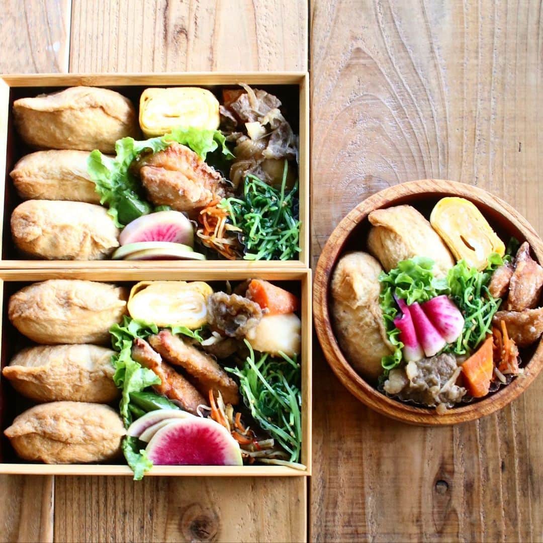 Atsukoのインスタグラム：「Today's lunch 2020.12.15 ･ ･ 鮭と大葉のおいなりさん まぐろの竜田揚げ 肉じゃが 金平ごぼう 紅芯大根浅漬け 豆苗ナムル 卵焼き ･ 今日は実家の分のお弁当も。 久ーーしぶりに、公長斎のお弁当箱使ったわ💦 公長斎のお弁当箱、これは京都のお店で購入したんだけど。 容量が1段700だか600だった気が。 普通サイズだと1段450なので少し小さめですが、このサイズだと男性でも1段で行ける気がします。逆に2段だと詰めるごはんもおかずも沢山ないと大変なんだけどね😂😂」