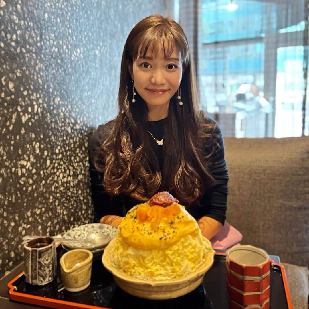福山唯のインスタグラム：「お店のオープンを狙ってかき氷🍧 空いてたよ♡ . . 今回はかぼちゃとさつまいもどちらも食べました🤤♡ かぼちゃが好きかな🎃💗 2種類は最後はやはり凍えちゃったので、その後はラーメンを食べに行きましたw⛄️🍜 . . さーぴの新しいアイフォンさんのカメラが凄すぎてびっくり😳💗ありがとう💗 . . そして前髪は切りました✂︎✨ . .  #kurogi ＃cafe #くろぎ　#かき氷　#お茶　#かぼちゃ　#さつまいも　#いもくりかぼちゃ　♡♡」