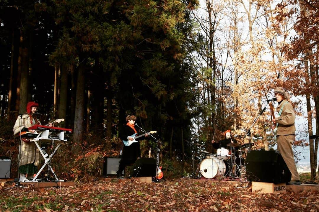 砂川一黄さんのインスタグラム写真 - (砂川一黄Instagram)「Czecho No Republic  《CNR LIVE STREAM at the Forest》 12/20(sun)20:00〜 https://sp.c-n-r.jp/  いよいよ今週末から配信スタートです! 最高に気持ちの良いロケーションでライヴしてます 観ている人にも楽しんで貰えるとイイなぁ! #czechonorepublic #響の森キャンプ #keen #hxeffects #vemuram #fender #fendercustomshop  #fenderstratocaster #vemuramjanray #silasandmaria #nanga  #響きの森」12月15日 18時37分 - sunagawa_cnr