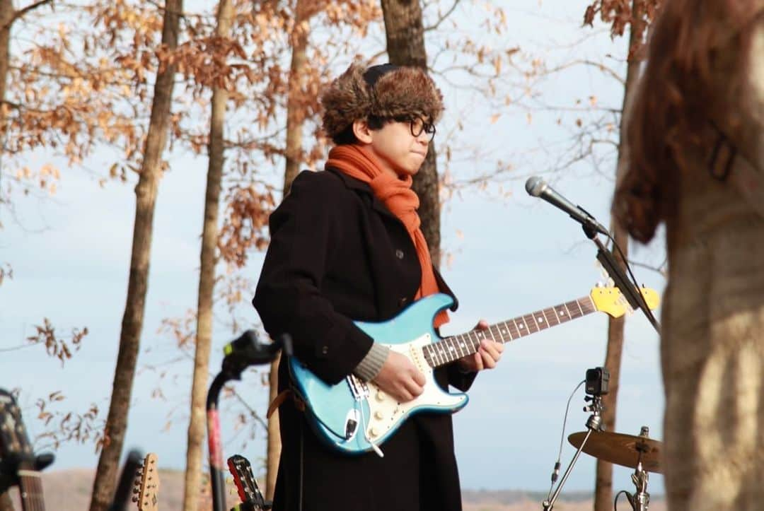 砂川一黄さんのインスタグラム写真 - (砂川一黄Instagram)「Czecho No Republic  《CNR LIVE STREAM at the Forest》 12/20(sun)20:00〜 https://sp.c-n-r.jp/  いよいよ今週末から配信スタートです! 最高に気持ちの良いロケーションでライヴしてます 観ている人にも楽しんで貰えるとイイなぁ! #czechonorepublic #響の森キャンプ #keen #hxeffects #vemuram #fender #fendercustomshop  #fenderstratocaster #vemuramjanray #silasandmaria #nanga  #響きの森」12月15日 18時37分 - sunagawa_cnr