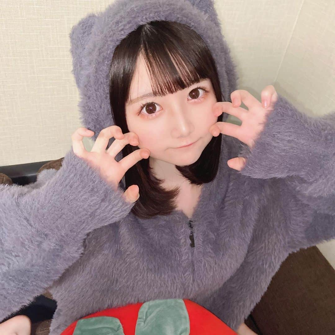 山本あこのインスタグラム：「あつがり㌠なので最近までずっとTシャツ1枚で寝てたけど寒くなったからパーカー着るようになった🐈‍⬛」