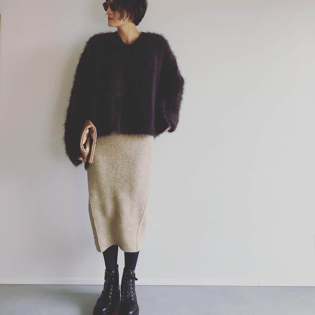 坪田あさみのインスタグラム：「. 寒くなるとボトムもカシミヤニット❄️ 今年の私的ナンバー1ヘビロテブーツと。 着用ブランドはマリソルオンライン連載ブログに記載しました！ プロフィールから飛べます🙌🏼 .  #アラフォー#アラサー#アラフォーコーデ #アラサーコーデ #お仕事コーデ #アラフォーol #アラサーol #あらふぃふ #アラフィー　#アラフィーコーデ #アラフィフコーデ#40代ファッション #40代コーデ　#30代ファッション　#30代コーデ　#50代ファッション#50代コーデ #大人コーデ #大人カジュアル」