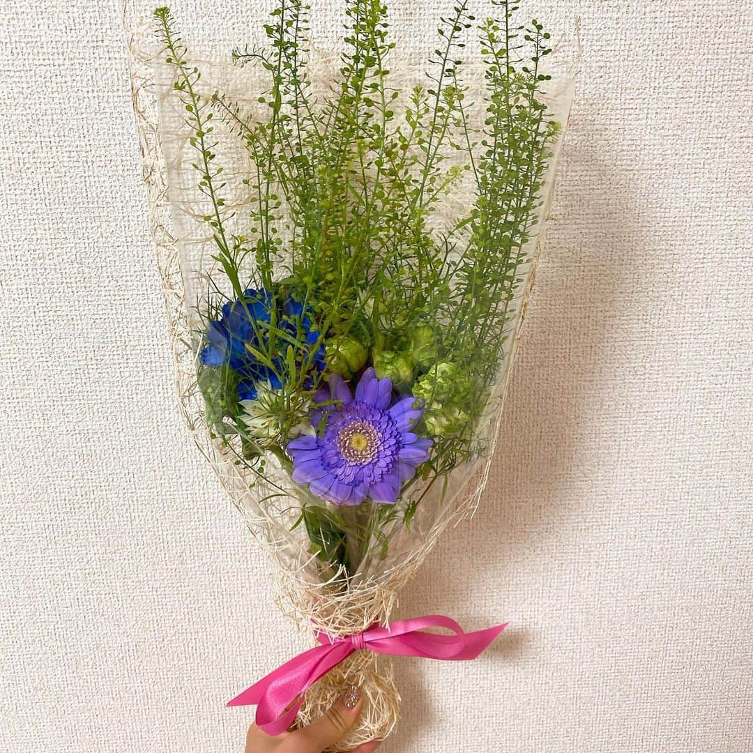 吉江瞳のインスタグラム：「あやかさんにお花作ってもらった❤️ 伊東で作った花瓶にぴったりのね❤️ サイズも色味もバッチリすぎた✨ お花は全部でこちら💁‍♂️ ナデシコグリーン ガーベラ 青･緑･紫 ニゲラ スプレーバラ グリーン ナズナ タラスピオファリム いつも一輪だからとっても豪華でお部屋がすごく華やかになったよ😍💐 お花のある生活最高だね！ ぜひ @flower_ayk29 みてみてください❤️ #お花のある生活 #花束をプレゼントしよう💐💕  #ガーベラ」