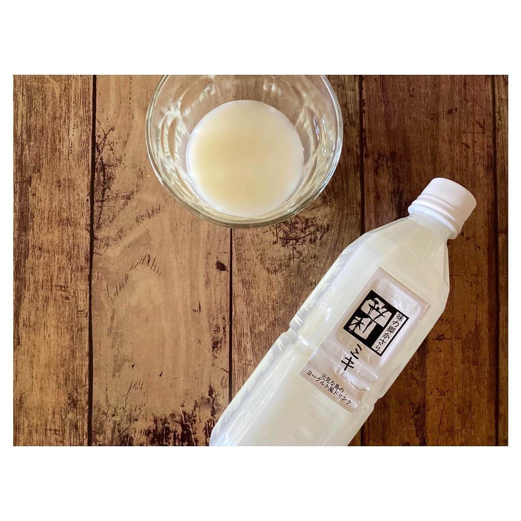 のインスタグラム：「🥛 奄美大島の伝統的な乳酸菌飲料 「みき」を頂きました。 . 「みき」は「お神酒(みき)」のことという説もあり、 長寿の島・奄美大島に 古来から伝わる植物性乳酸菌飲料だとか。 . 甘酒のような、ヨーグルトのような・・・ ほんのり酸味があり、おいしい✨ 米、さつまいも、砂糖だけで 家庭で作れるそうなので、 今度チャレンジしてみようと思います😊 . #発酵食品　なので #さすがに #暖かくなってから😆 . #奄美大島 #奄美大島グルメ #みき #ミキ #乳酸菌 #植物性乳酸菌 #腸活 #腸内環境改善 #腸内環境」