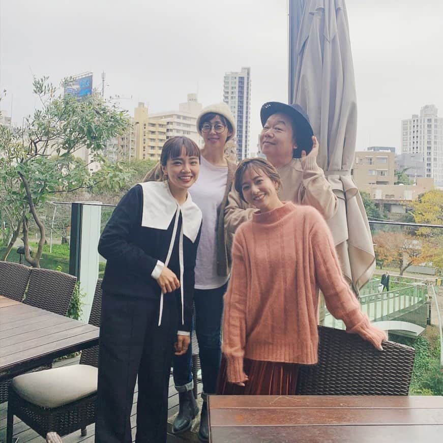 のインスタグラム：「. 今年はなかなか会えなかったから、会ったら話が尽きない😘 @shigeru39  @kikichiaki  @amiharunaami  パワーをもらえる素敵な仲間✨」