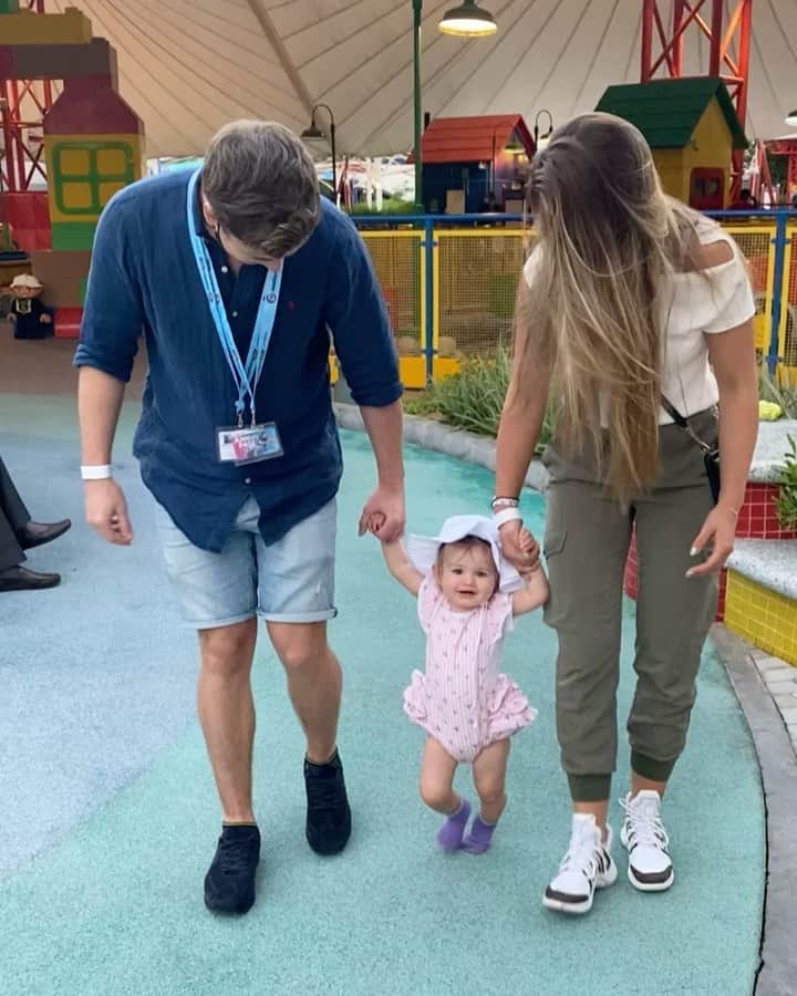 エイミー・ウィラートンのインスタグラム：「Say hi to Bambi !!! So proud of her #11monthsold ♥️ ... she’s starting to take the occasional little step now ... and likes holding hands with us 🥺I can’t , my heart ♥️ 🥺」