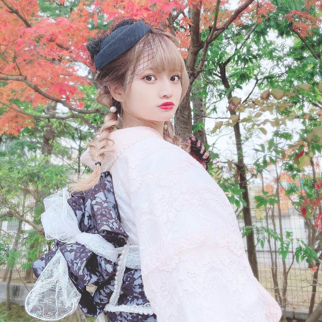 のインスタグラム：「着物で浅草散策してきたよ♡ 部分的にだけど紅葉があってびっくり！ 紅葉と和服って素敵じゃない？♡  今回はピンクレース×黒帯で地雷女子っぽい配色にしてみたんだ！ この組み合わせとっても可愛くて大満足だった♡  . . . . . . . . .  #浅草　#浅草着物レンタル　#着物女子　#レース　#着物ヘア　#着物コーディネート　#着物ヘアアレンジ 　#花屋敷 　#インスタ映え #インスタ女子　#和服　#和服美人 　#和服ヘア 　#和服女子 #浅草浴衣レンタル #東京着物レンタル #江戸和装工房雅 #pr #トリドリベース　#地雷女 #地雷系女子」