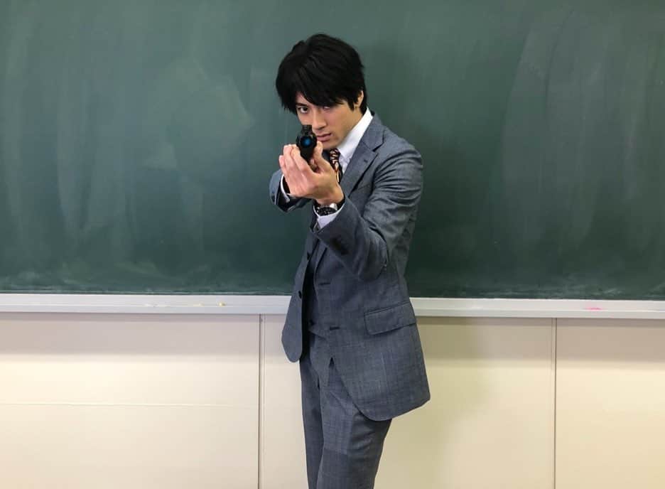 『先生を消す方程式。』テレビ朝日公式さんのインスタグラム写真 - (『先生を消す方程式。』テレビ朝日公式Instagram)「【閑話休題。】  #先生を消す方程式。 撮影現場よりオフショットをお届け👮‍♀️  銃を構えているのは、頼田朝日 役 #山田裕貴 さん。 刑事さながらの構え！誰を狙っているのでしょう…？  さて、今週末の #せんけす はいよいよ最終回。 物語の結末、お見逃しなく。  #せんけす #最終回 #12月19日よる11時」12月15日 18時46分 - senkesu5