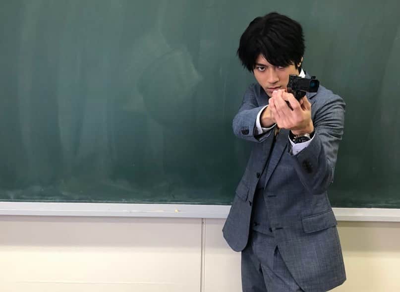 のインスタグラム：「【閑話休題。】  #先生を消す方程式。 撮影現場よりオフショットをお届け👮‍♀️  銃を構えているのは、頼田朝日 役 #山田裕貴 さん。 刑事さながらの構え！誰を狙っているのでしょう…？  さて、今週末の #せんけす はいよいよ最終回。 物語の結末、お見逃しなく。  #せんけす #最終回 #12月19日よる11時」