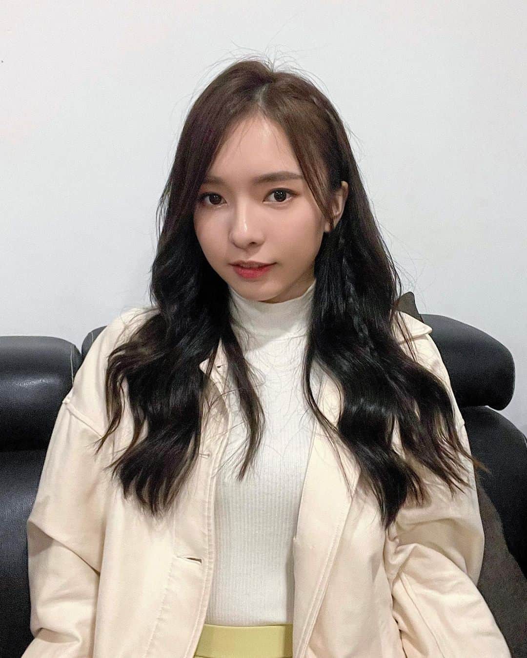 STEPHY YIWENのインスタグラム：「提早和大家拜個年🧧 期待我們的新年歌吧❤️❤️  #CNY2021」